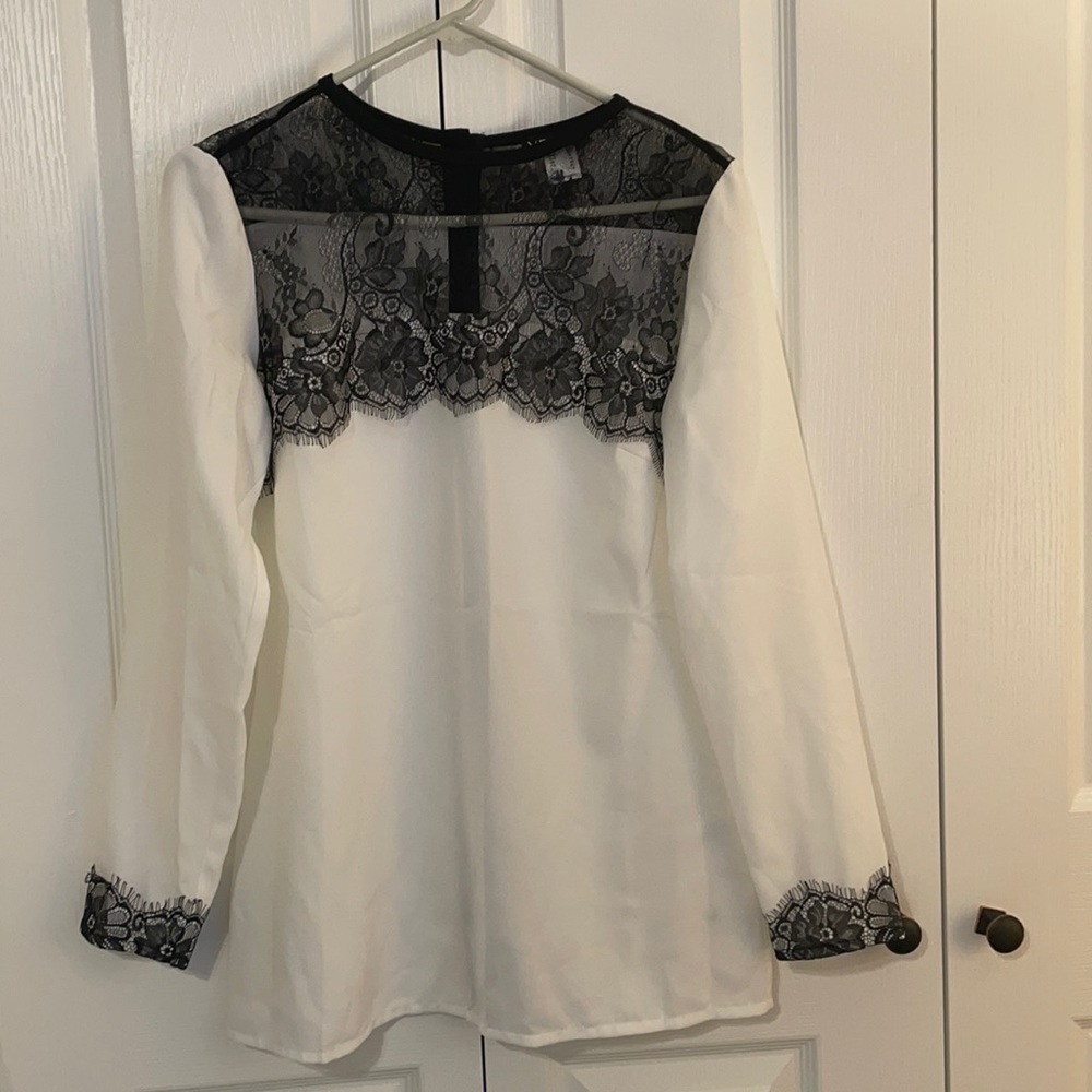 Venus Size 4 Women’s White with Black Lace Blouse
